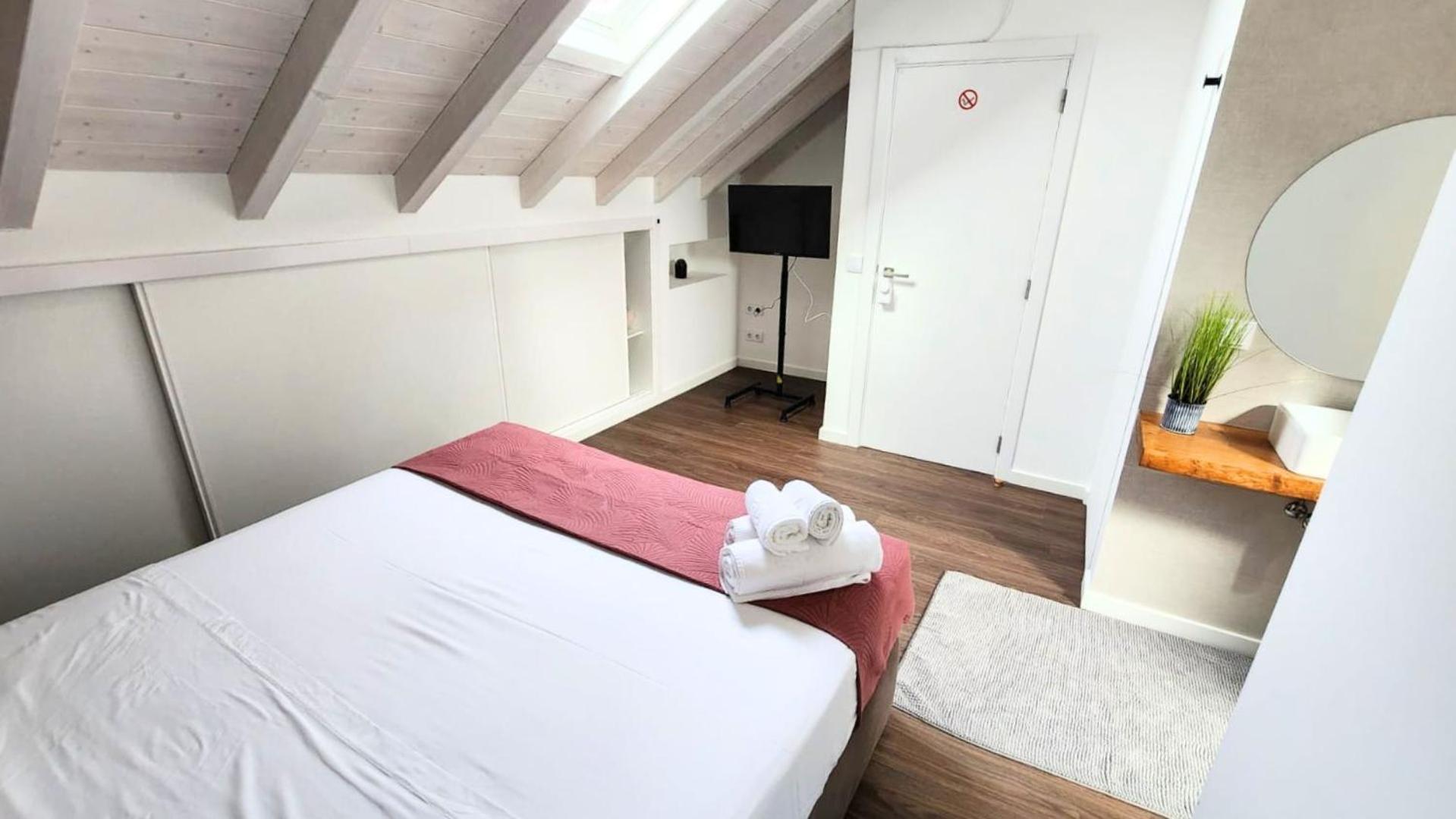 Surfsoul Guesthouse - Bed And Breakfast Peniche Exteriör bild