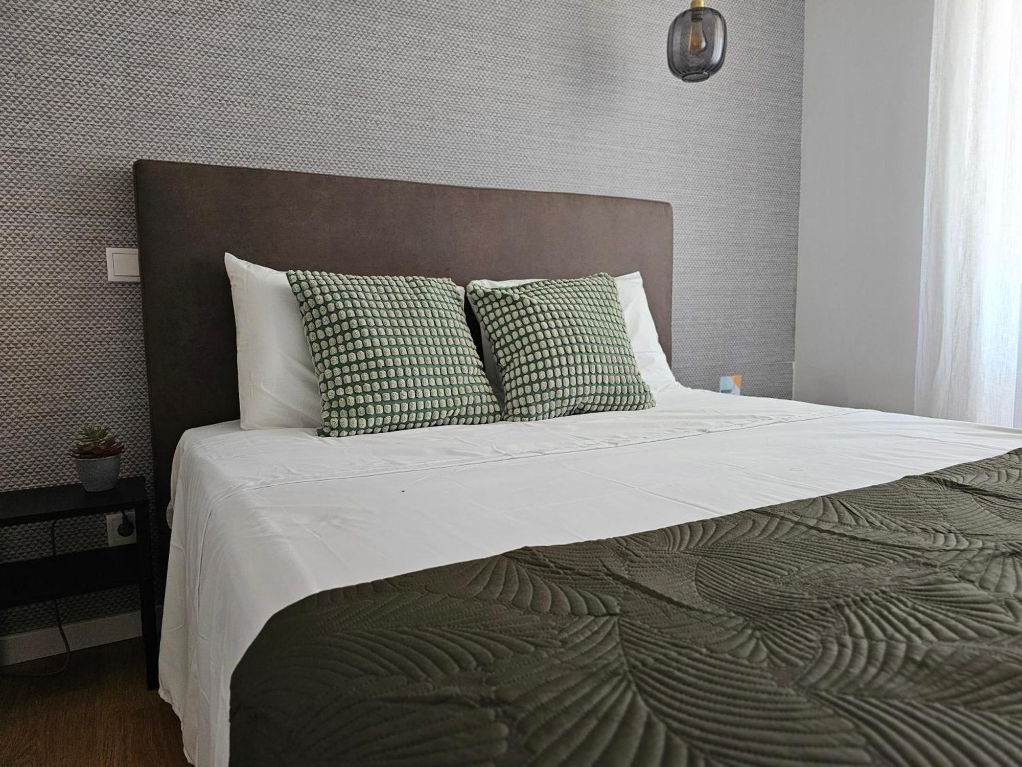Surfsoul Guesthouse - Bed And Breakfast Peniche Exteriör bild