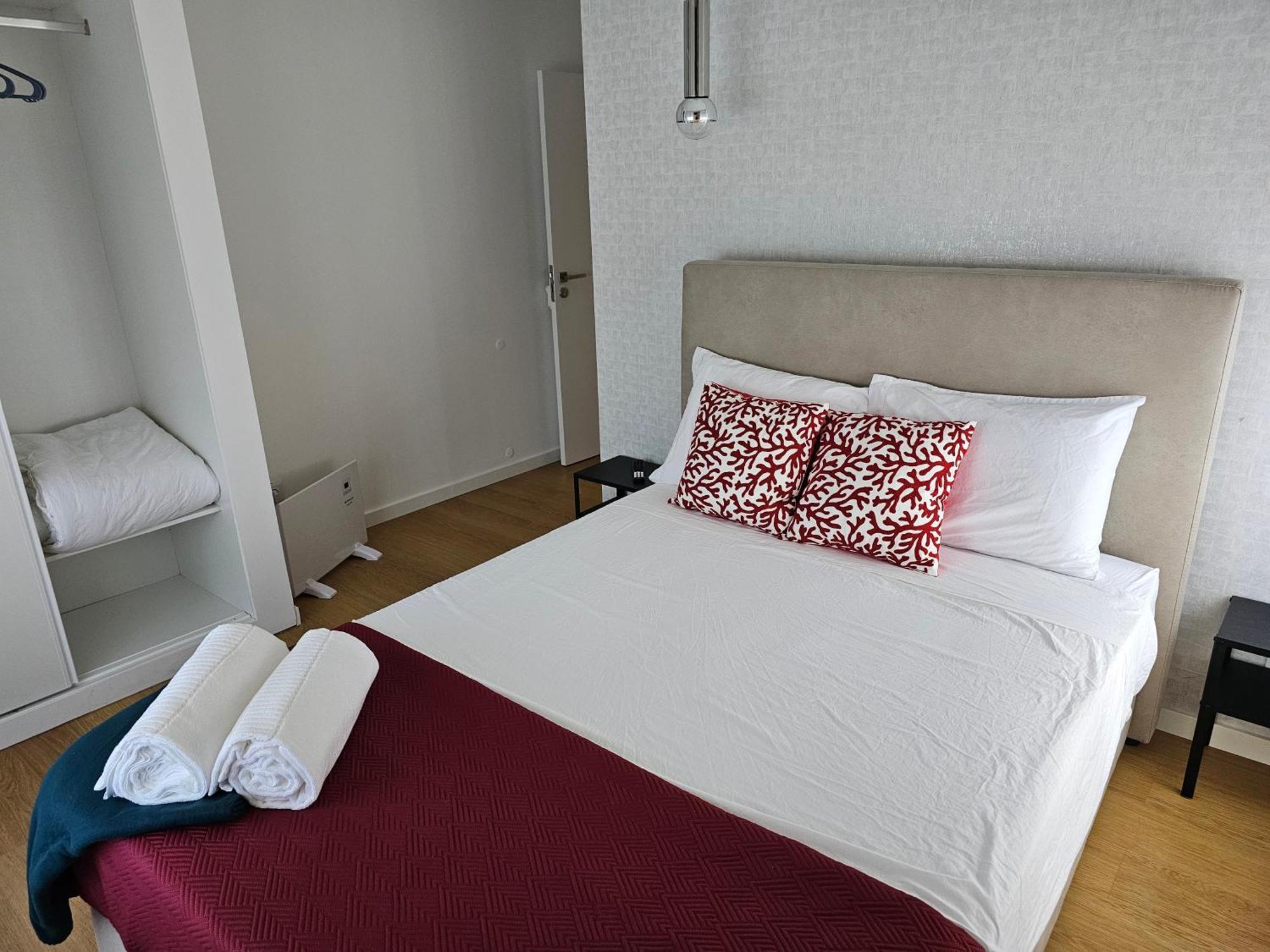 Surfsoul Guesthouse - Bed And Breakfast Peniche Exteriör bild